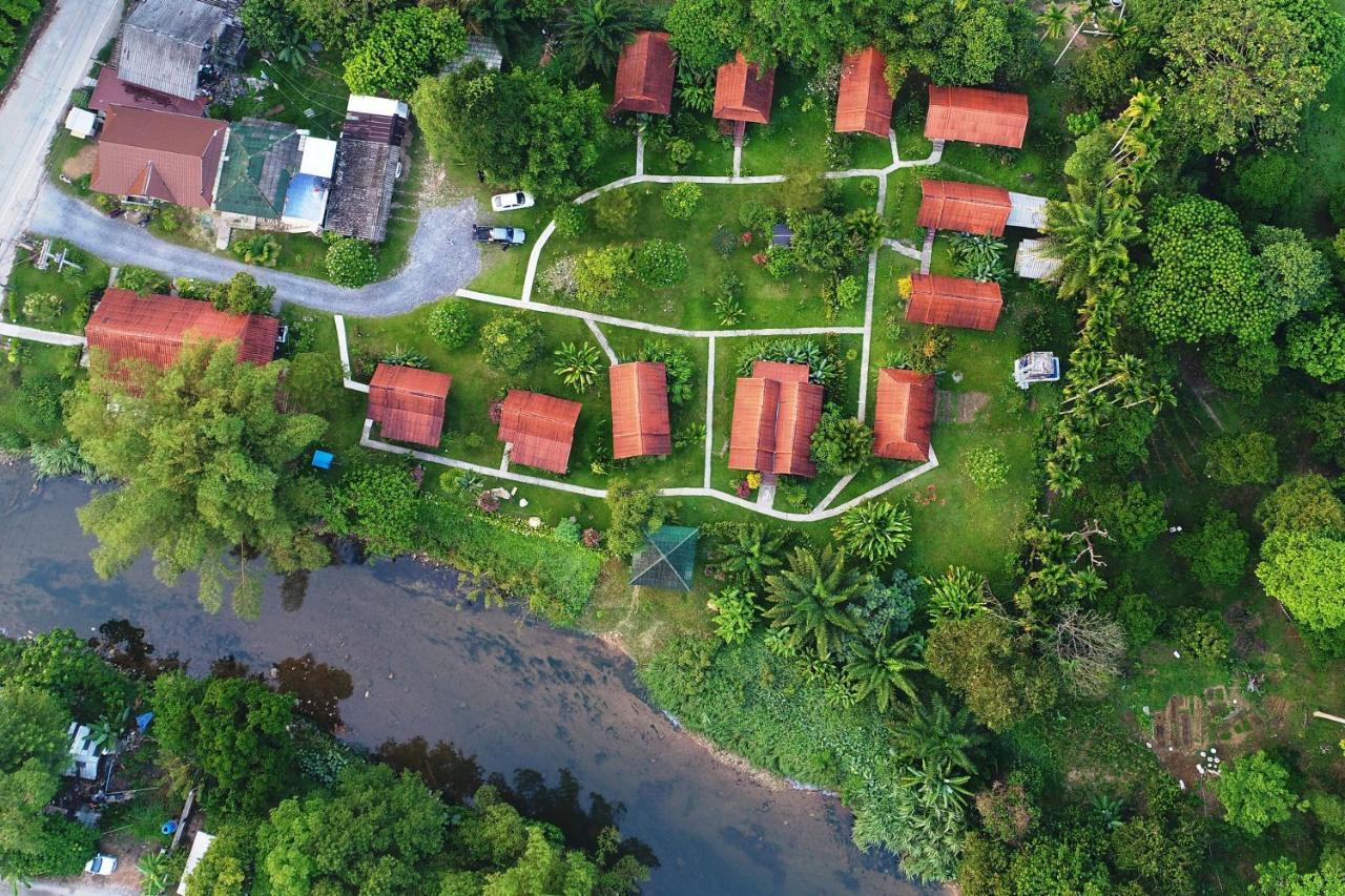 เขาสก ริเวอร์ฟรอนต์ รีสอร์ต Hotel Khao Sok National Park ภายนอก รูปภาพ